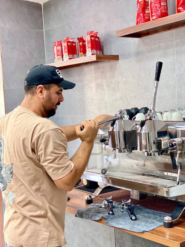 راه اندازی و تجهیز کافی شاپ امین تجهیز در جزیره قشم