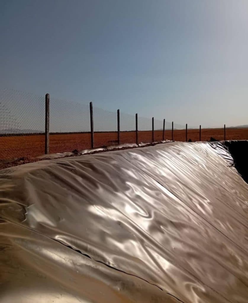 کارگاه پایه فنس سیمانی آریا بتن در تاکستان