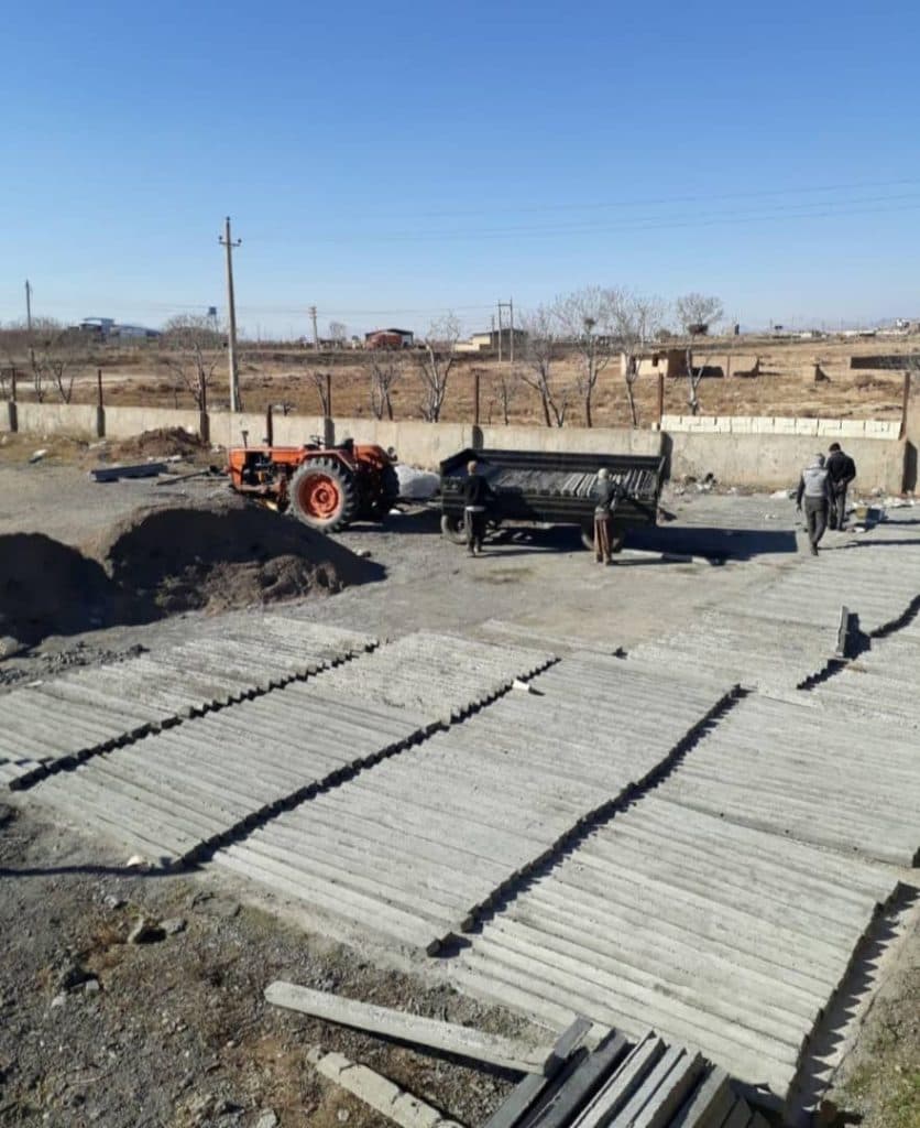 کارگاه پایه فنس سیمانی آریا بتن در تاکستان