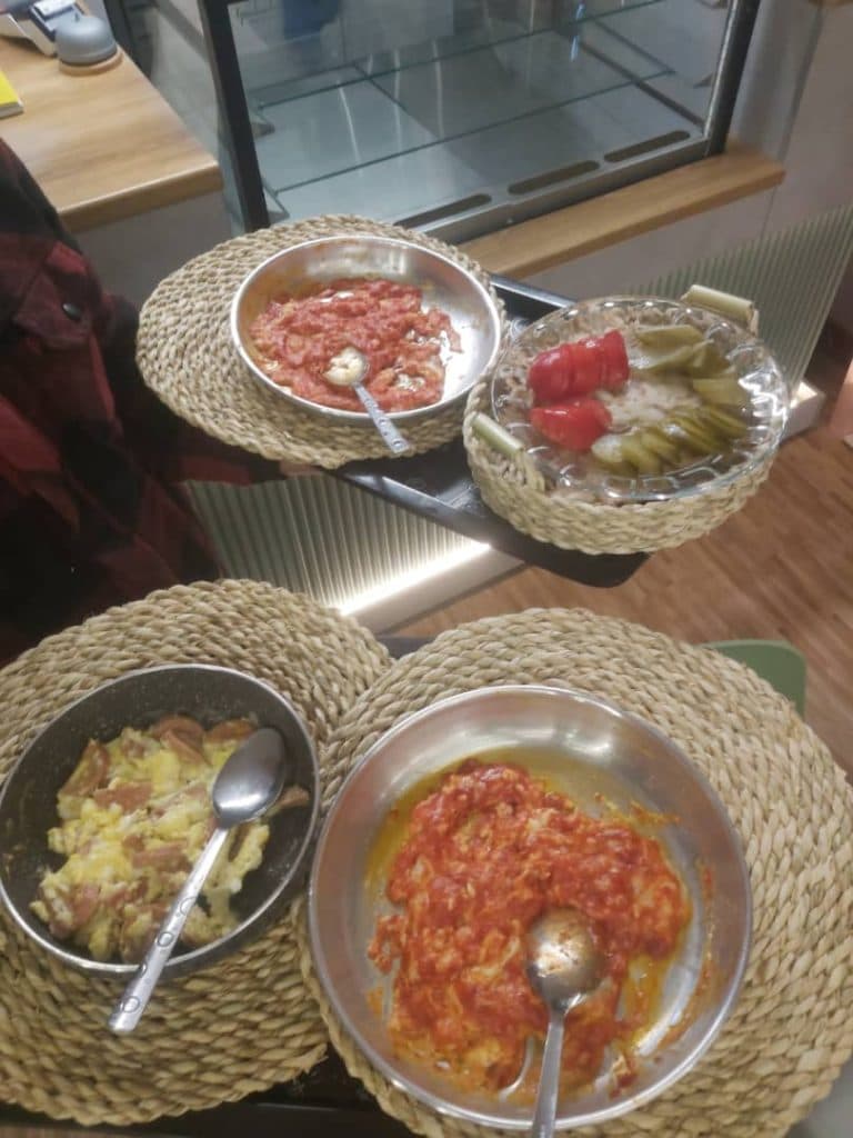 مجموعه کافه بیکری نان فانتزی و شیرینی نانی نو در مطهری رشت