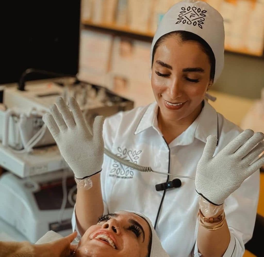 مرکز آموزش خدمات پاکسازی مراقبت از پوست و مو فیس تایم سارا محمدی در اصفهان