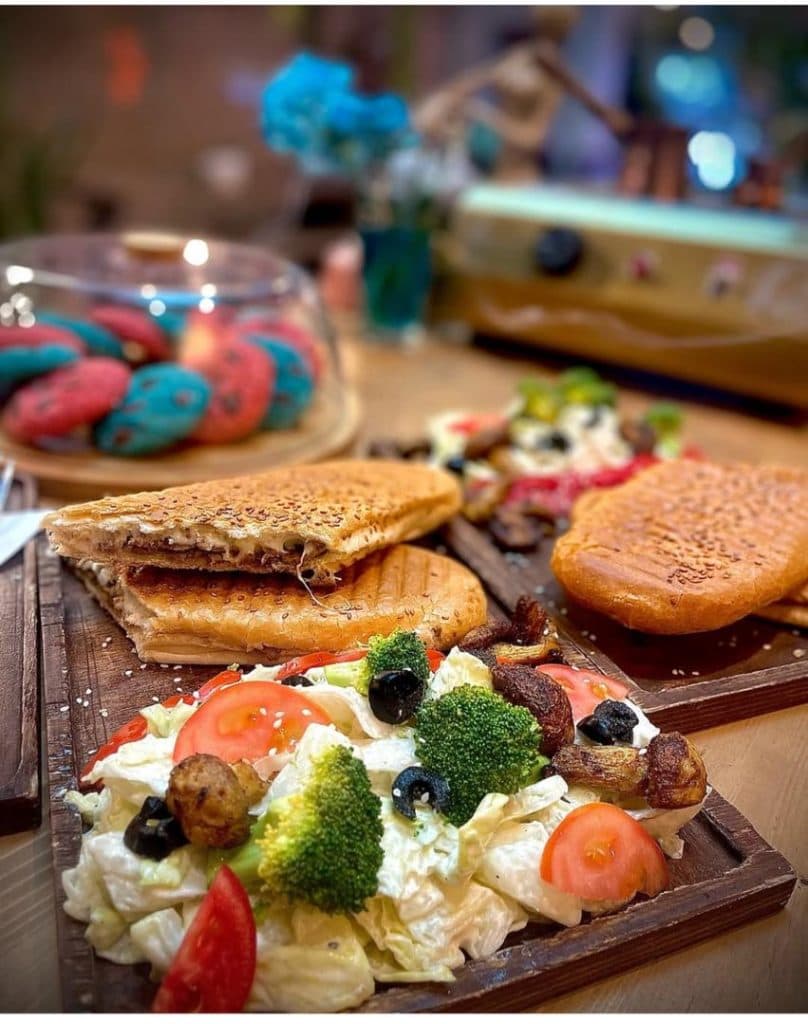 کافه رستوران پیشرو پک در ایزدشهر