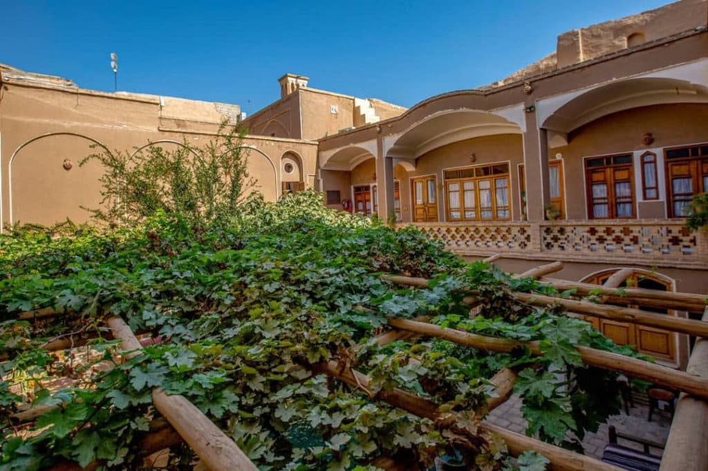 مجموعه اقامتی تاریخی و فرهنگی خانه نقلی کاشان