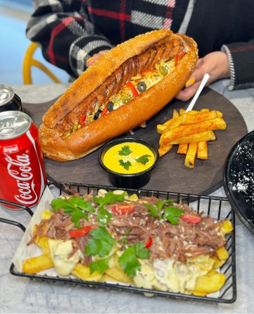 کافه دانش در جزیره قشم