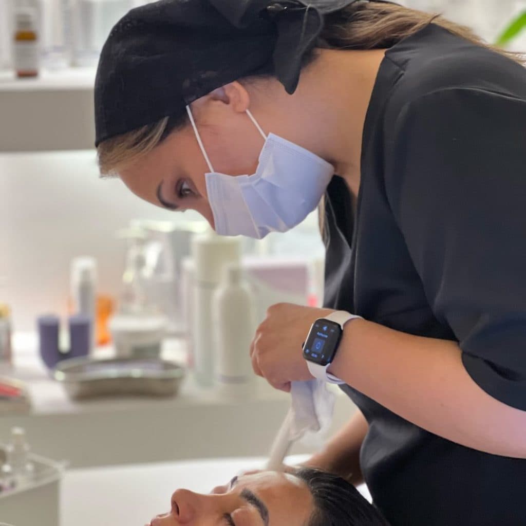 آموزش و خدمات تخصصی پاکسازی مراقبت از پوست و مو مریم ماندگار در بندرعباس