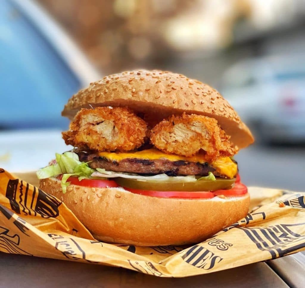 کافه دانش در جزیره قشم