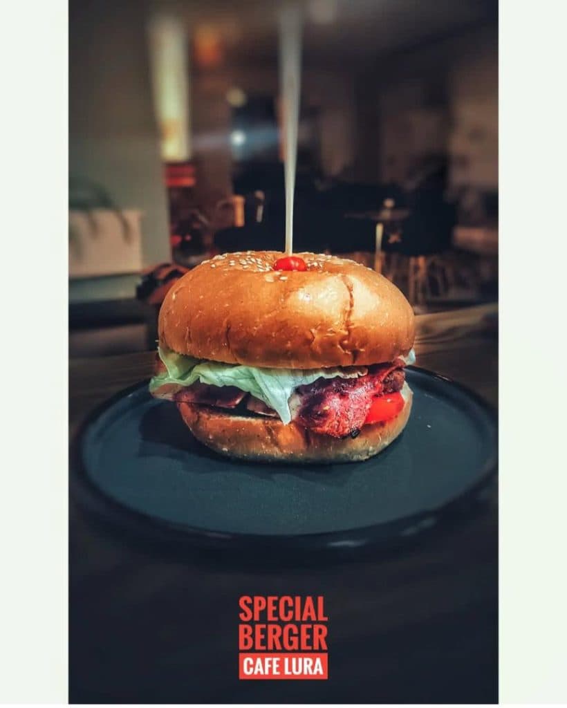 کافه لورا در ستارخان یاسوج