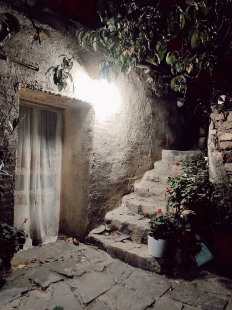 اقامتگاه بومگردی مامان آذر در همدان