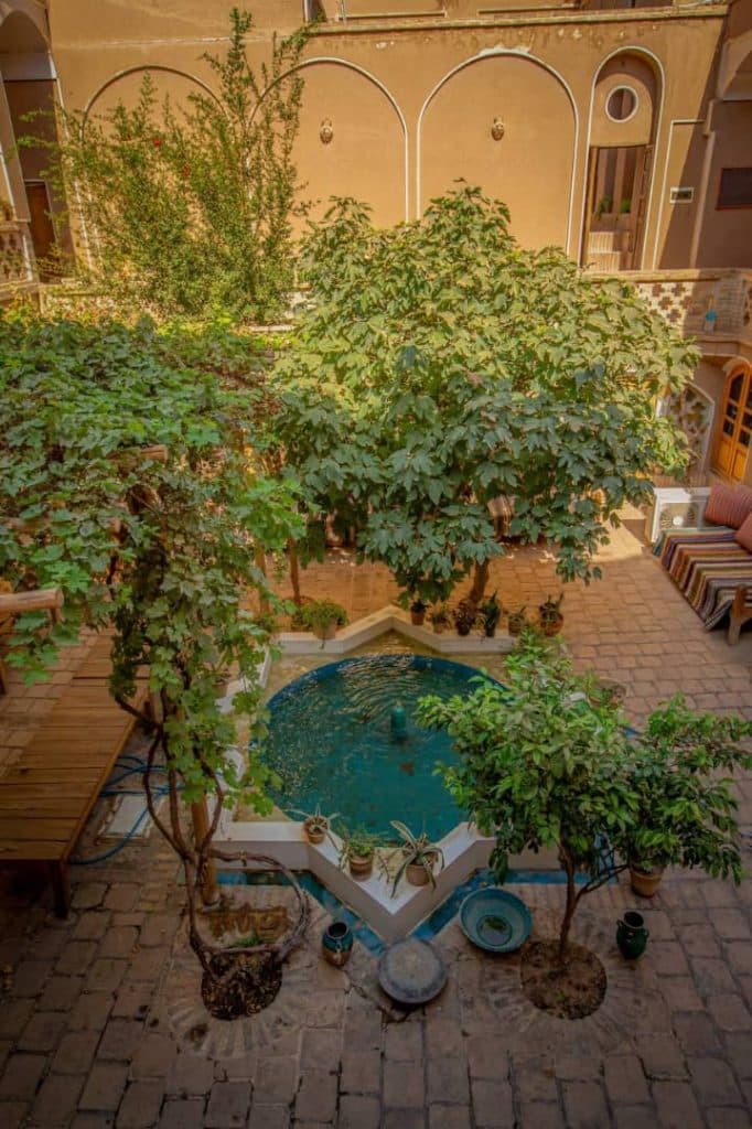 مجموعه اقامتی تاریخی و فرهنگی خانه نقلی کاشان