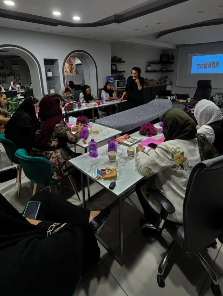 آموزش و خدمات تخصصی پاکسازی مراقبت از پوست و مو مریم ماندگار در بندرعباس