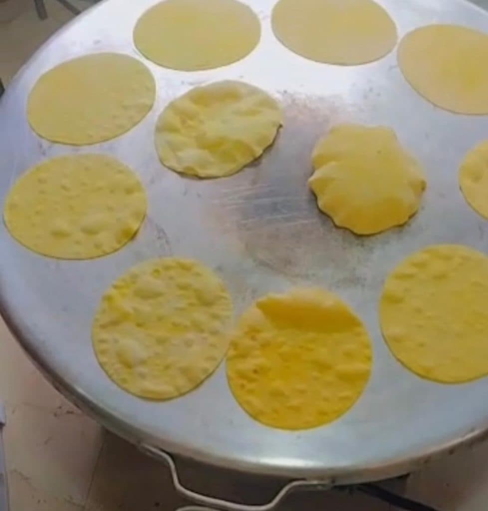 تولید نان های محلی کشتا برنجی و گندمین فرهاد در بندر کیاشهر