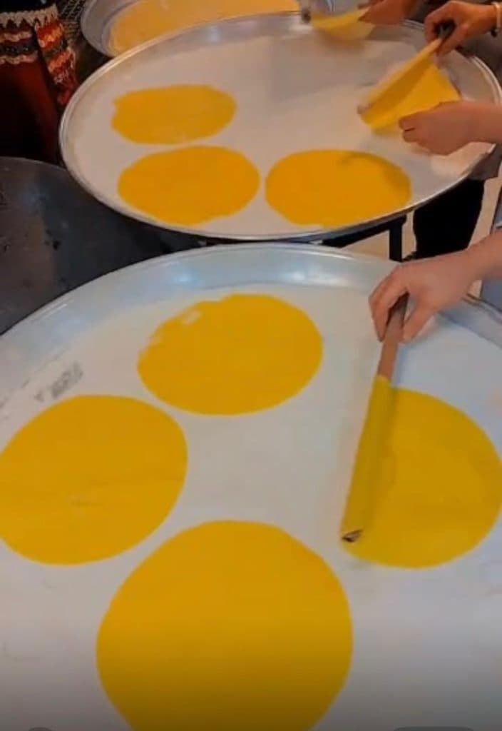 تولید نان های محلی کشتا برنجی و گندمین فرهاد در صومعه سرا