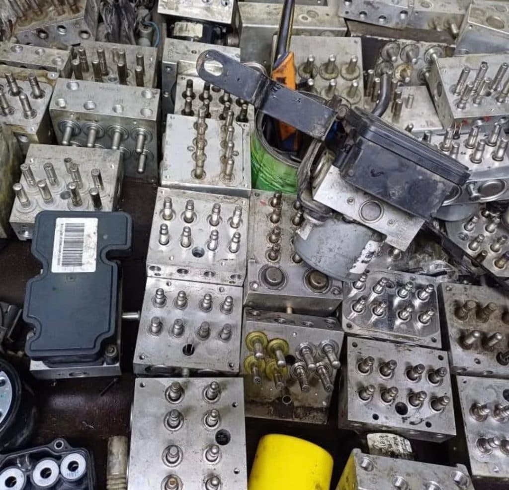 تعمیرگاه تخصصی ترمز و ای بی اس ABS اطمینان در اصفهان