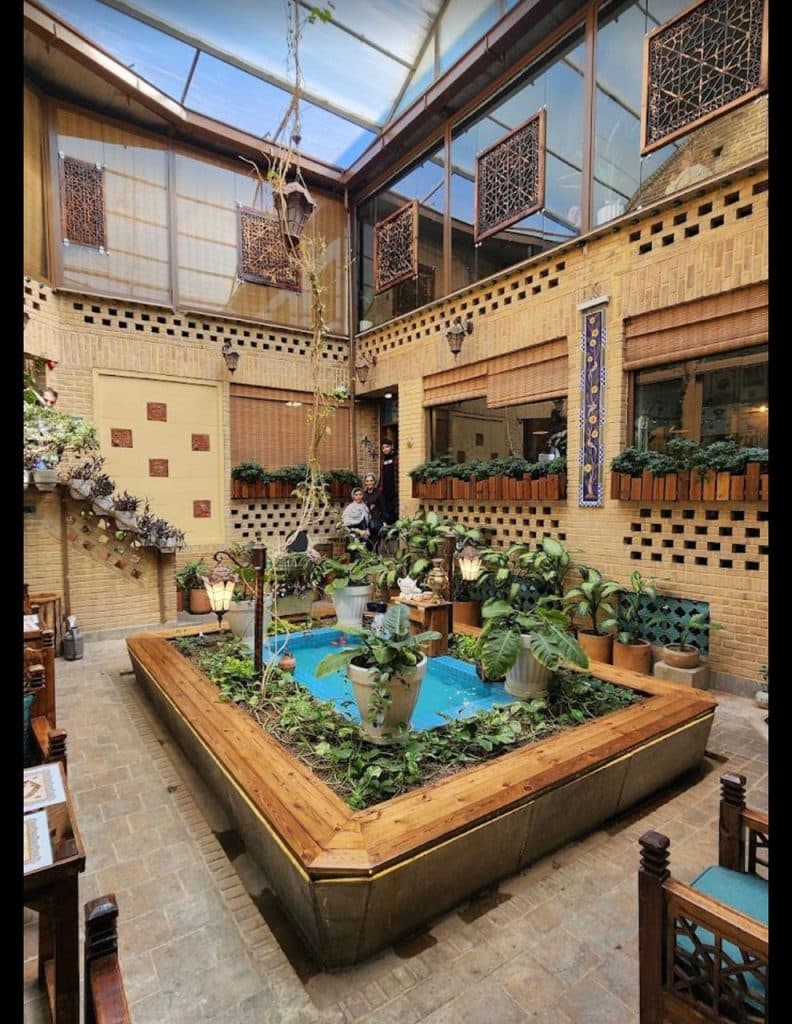 رستوران نون و نمک فخرالملوک در امین حضور تهران