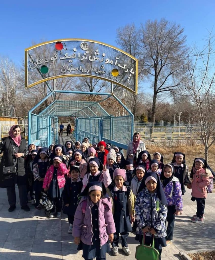 پیش دبستانی و دبستان دخترانه و پسرانه مهرآفرین در اصفهان