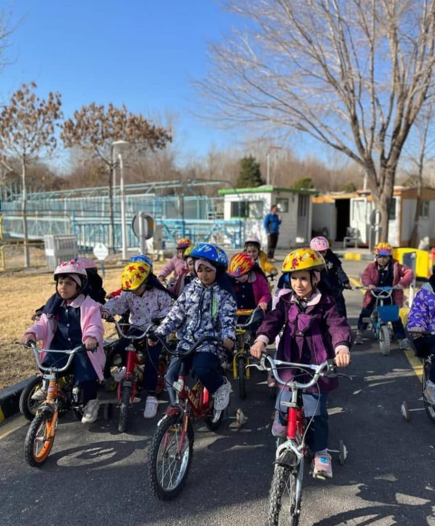 پیش دبستانی و دبستان دخترانه و پسرانه مهرآفرین در اصفهان