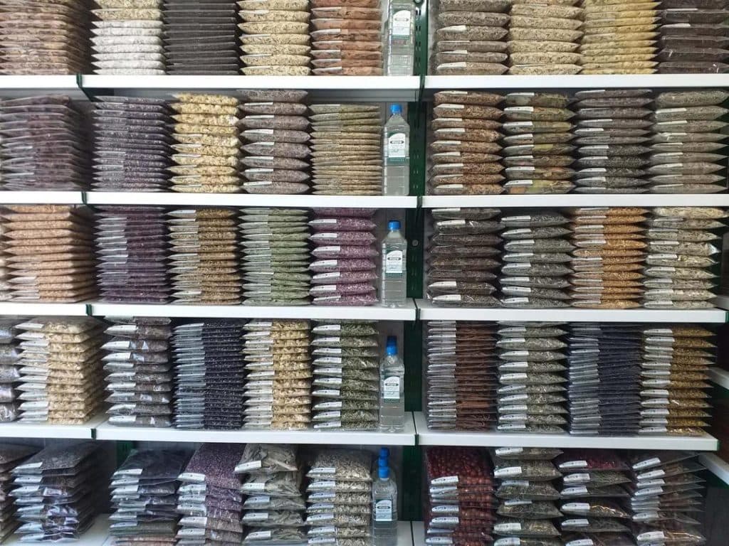 فروشگاه محصولات گیاهی مصطفی آقایی در یزد