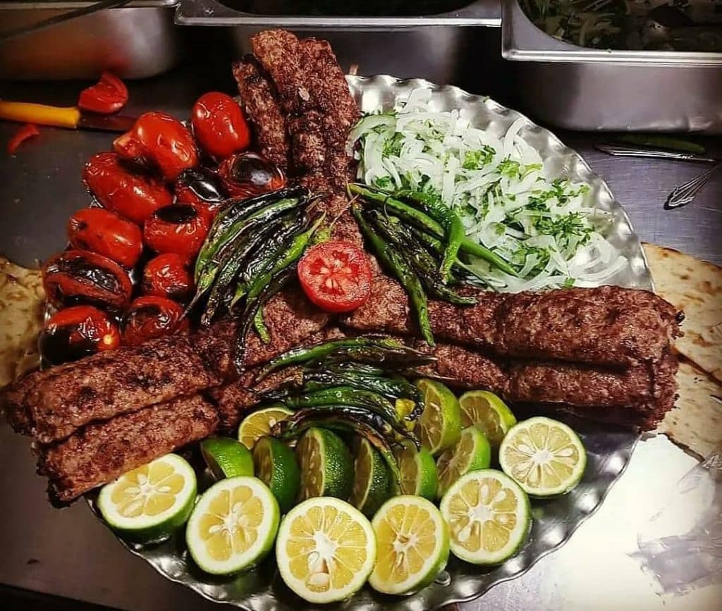 کباب ساطوری نگین بناب آذربایجان در اصفهان