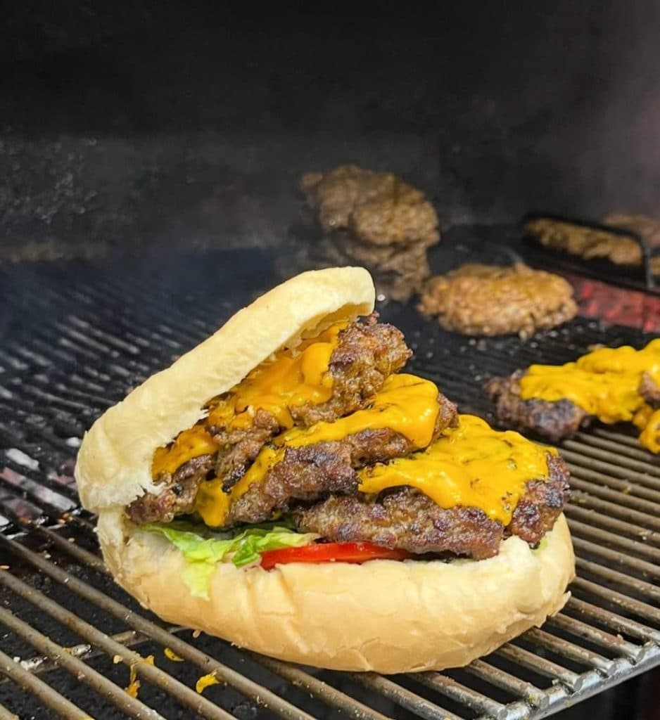 برگر زغالی یاس برگر در سیرجان