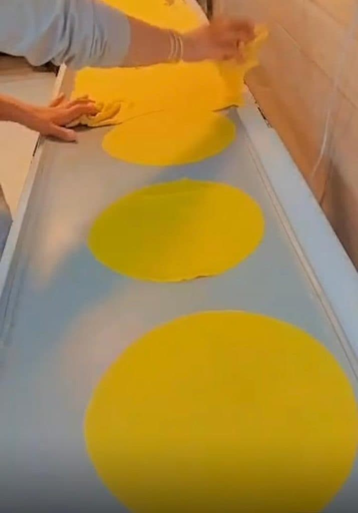 تولید نان های محلی کشتا برنجی و گندمین فرهاد در بندر انزلی