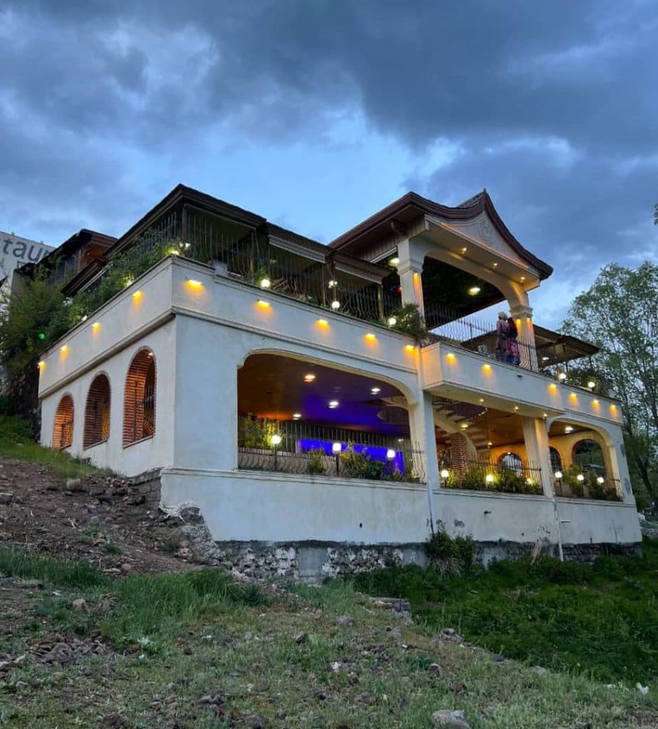 رستوران و سفره خانه سنتی آتامان در ویلا دره سرعین