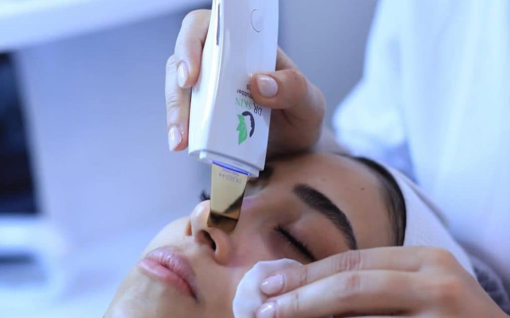 کلینیک پوست و مو نیلاین در پیروزی تهران