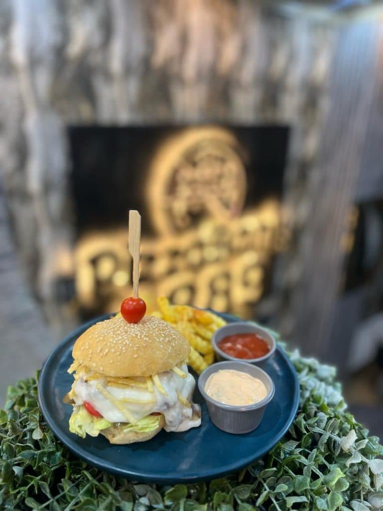 پیتزا بانک 1889 در دامپزشکی تبریز