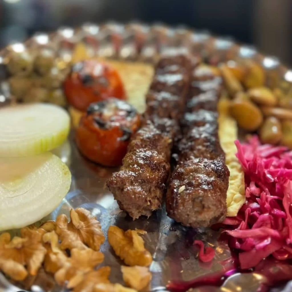 رستوران کیو کباب در جاده پیر بازار رشت
