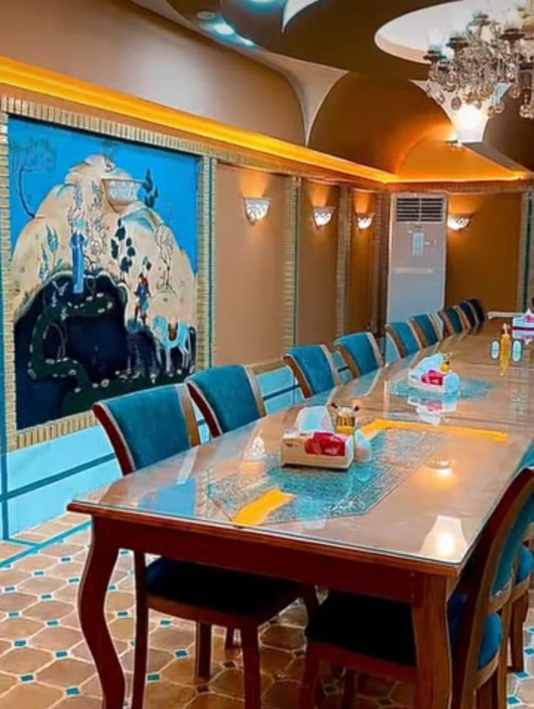 رستوران سنتی رها در بلوار مدرس یزد