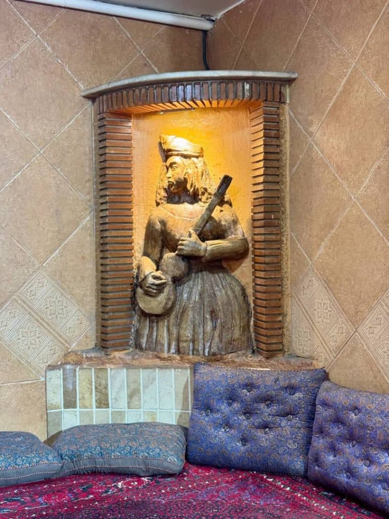 رستوران سنتی بیستون در کرج