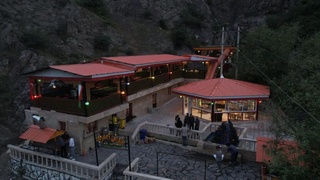 مجتمع گردشگری و اقامتی چشمه بهار در آزادشهر