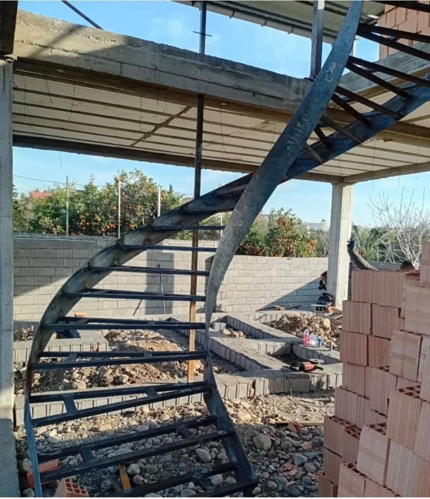 ساخت و نصب پله گرد فلزی و معلق فلاح جانبازان قائمشهر