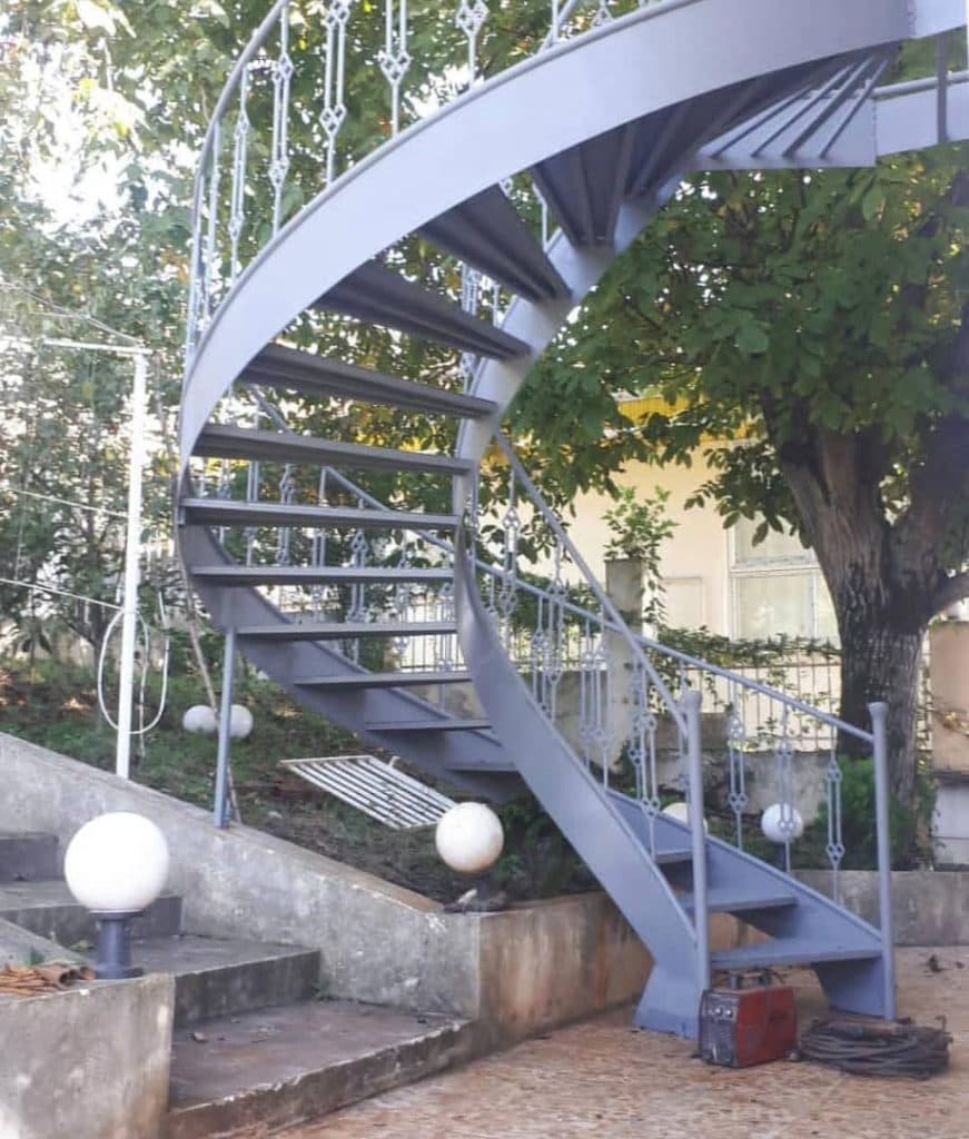 ساخت و نصب پله گرد فلزی و معلق فلاح جانبازان قائمشهر