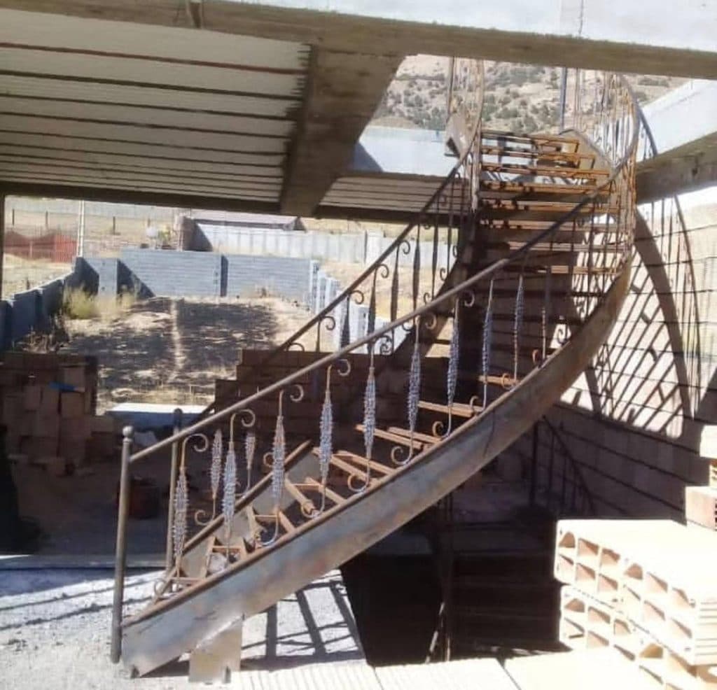 ساخت و نصب پله گرد فلزی و معلق فلاح جانبازان قائمشهر