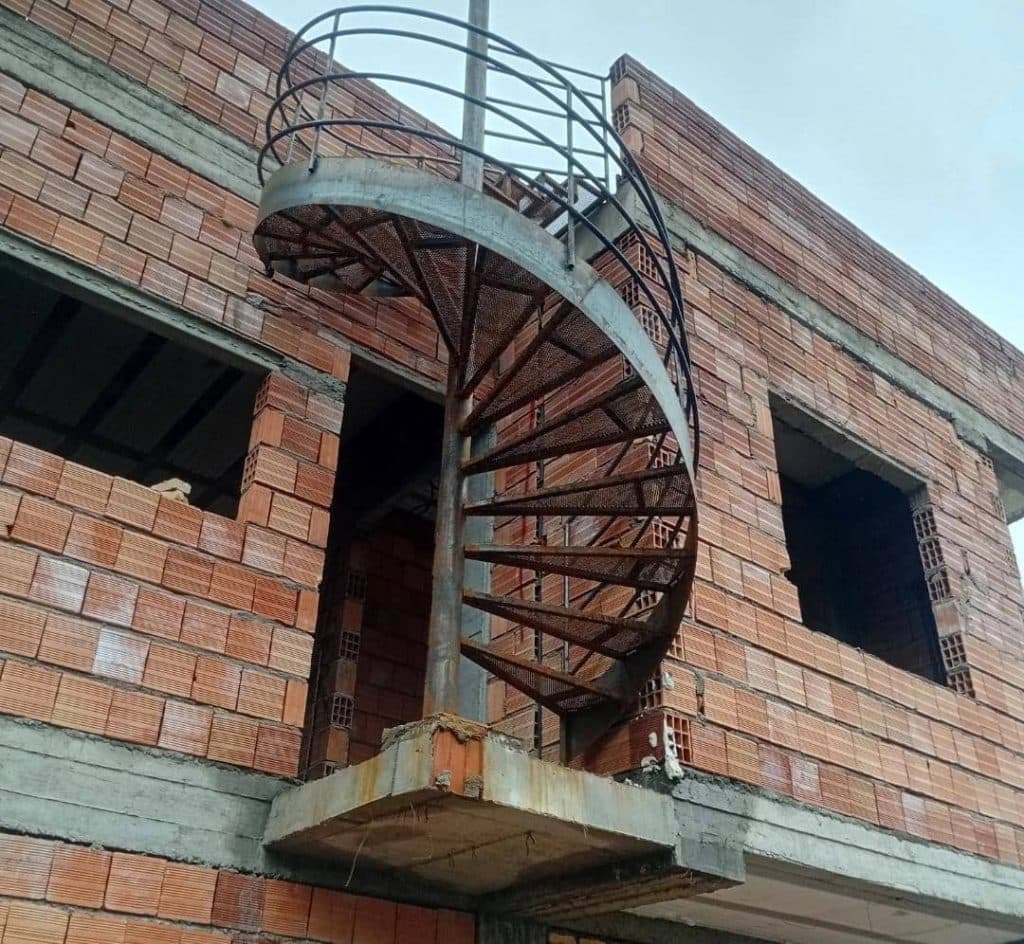 ساخت و نصب پله گرد فلزی و معلق فلاح جانبازان قائمشهر