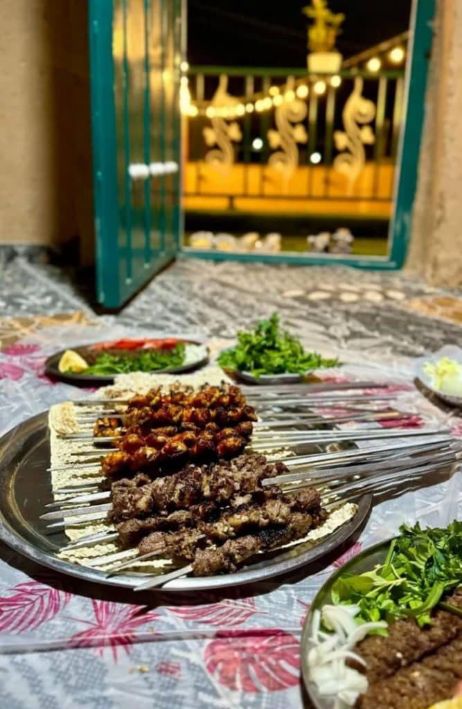 کبابی دلچسب درگور بندر خمیر