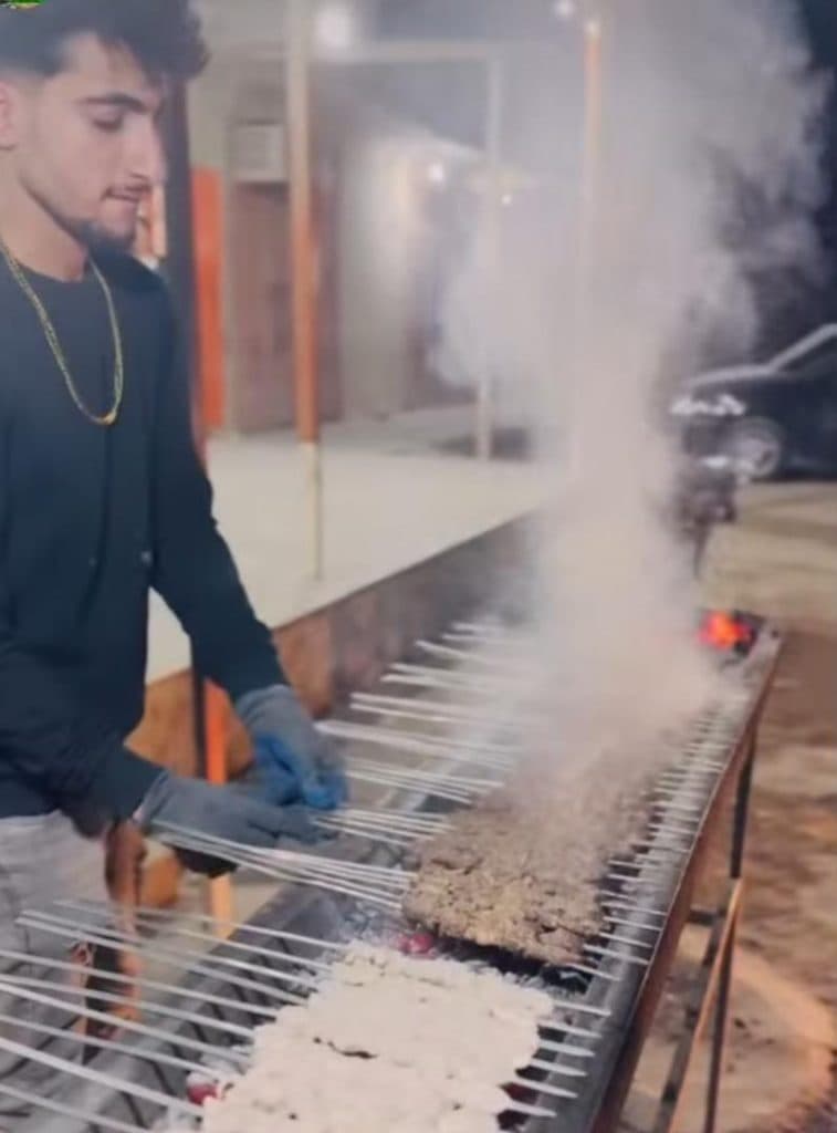 کبابی دلچسب درگور بندر خمیر