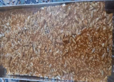 تولید سوهان عسلی و کنجدی آنا در اصفهان