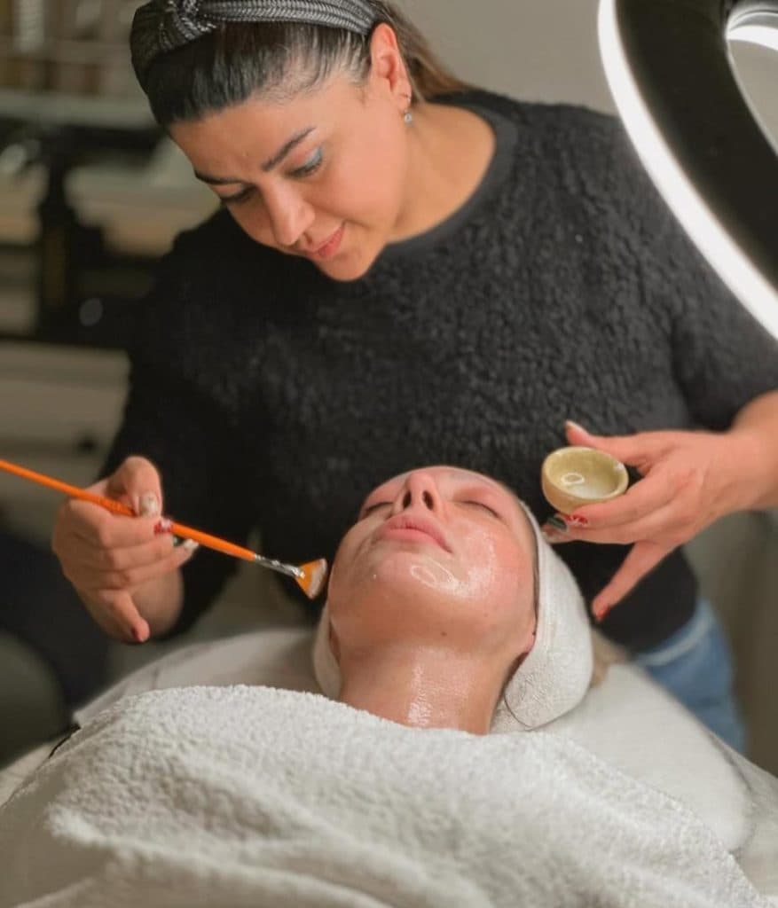 سالن زیبایی ریحانه باروت کوب در بلوار سجاد مشهد