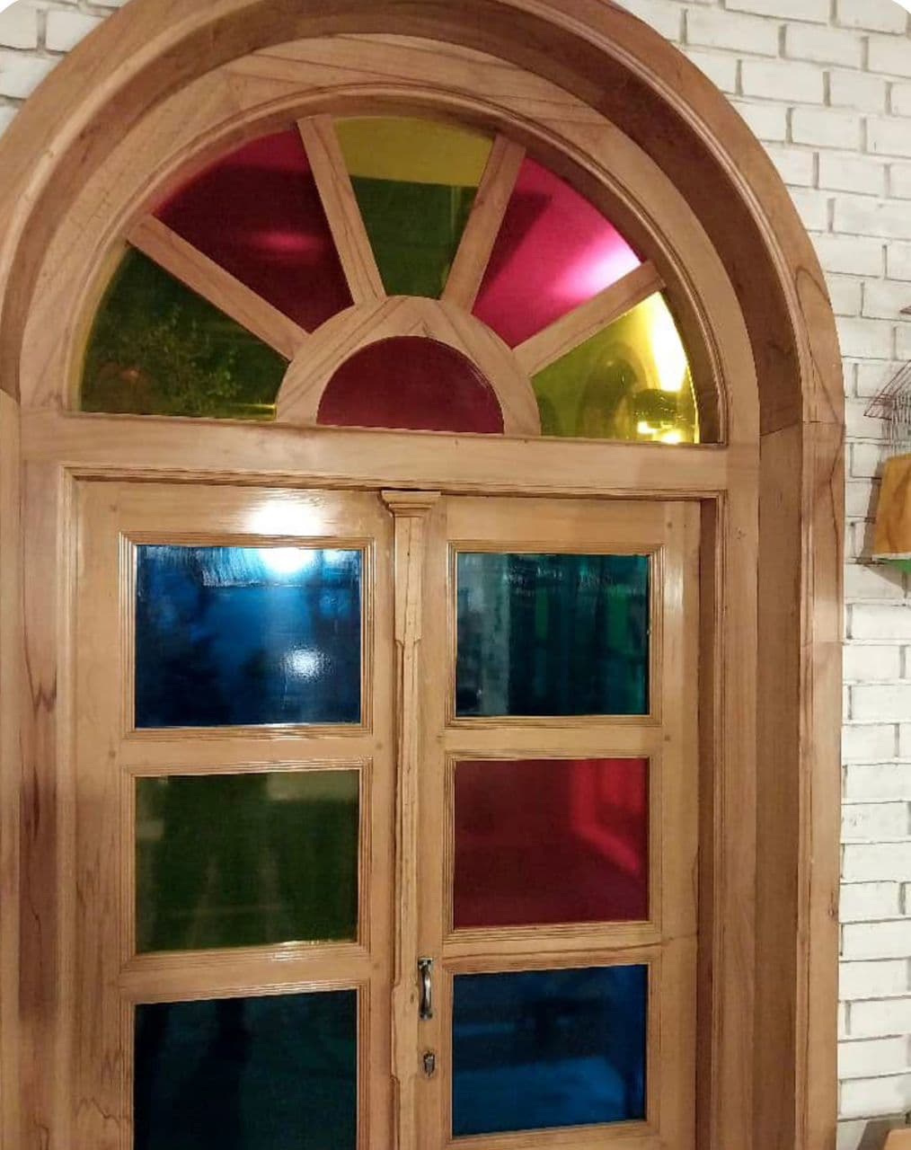 تولید و فروش شیشه رفلکس و رنگی نوآوران ساینامید در یزد