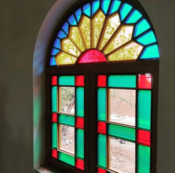 تولید و فروش شیشه رفلکس و رنگی نوآوران ساینامید در یزد