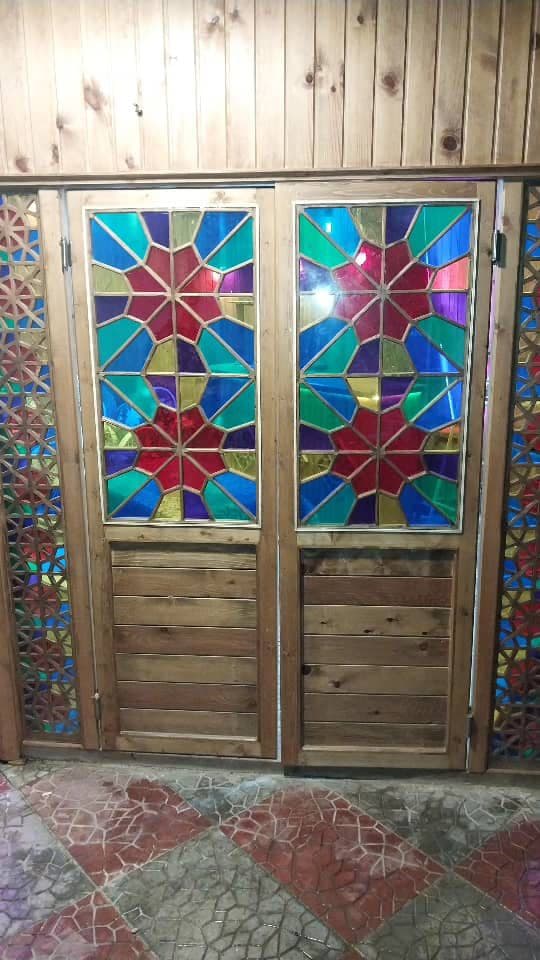 تولید و فروش شیشه رفلکس و رنگی نوآوران ساینامید در جهرم