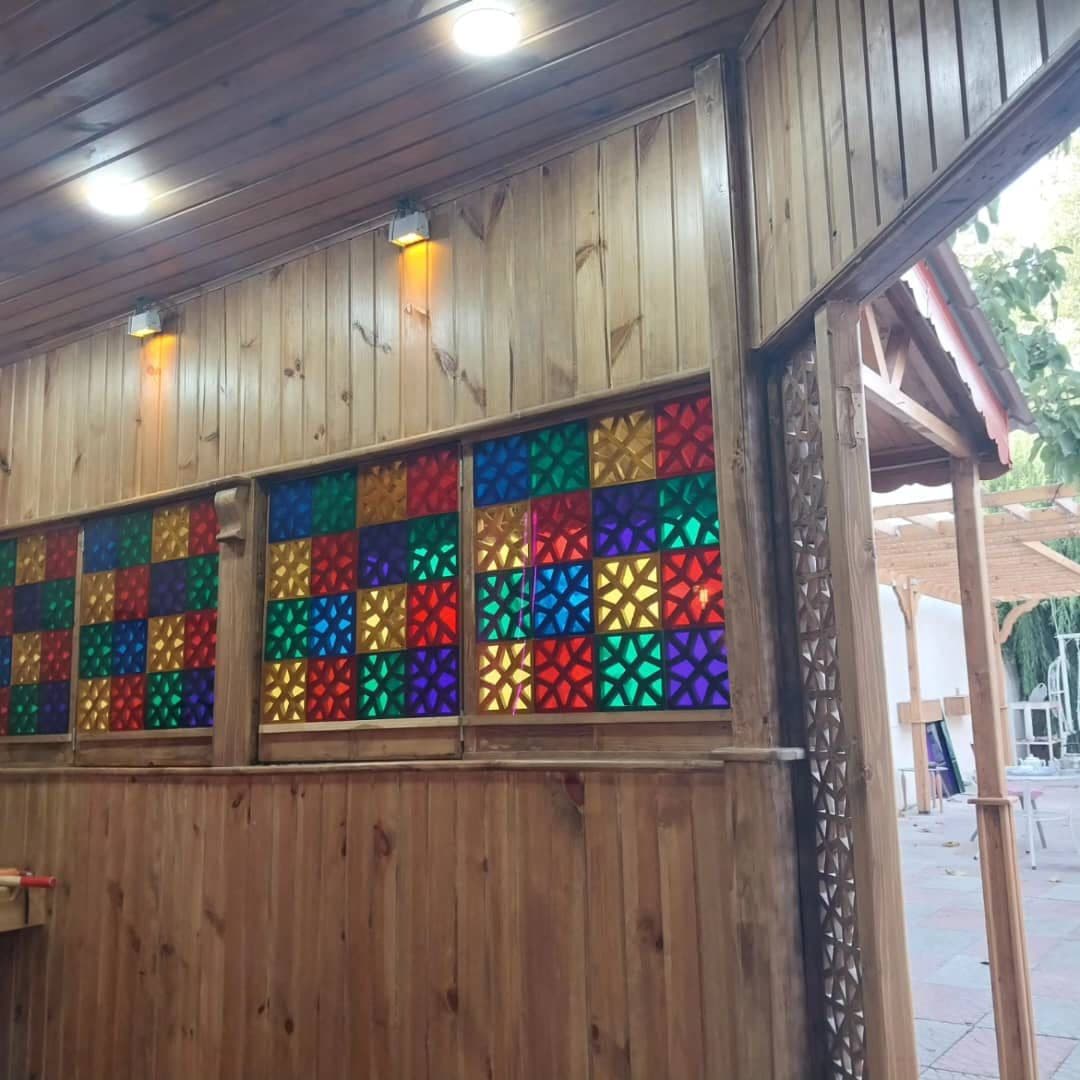 تولید و فروش شیشه رفلکس و رنگی نوآوران ساینامید در جهرم