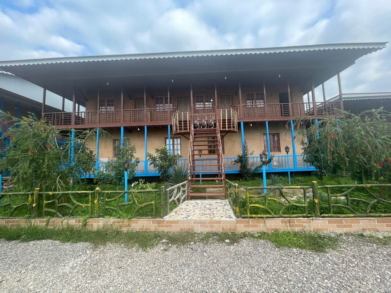 اقامتگاه بوم گردی رهگذر شهر باران در جاده پیر بازار رشت