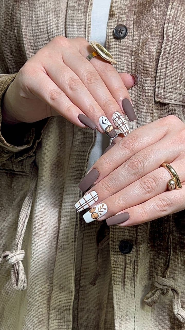 خدمات آموزش و کاشت ناخن سودابه حسین زاده در تربت حیدریه