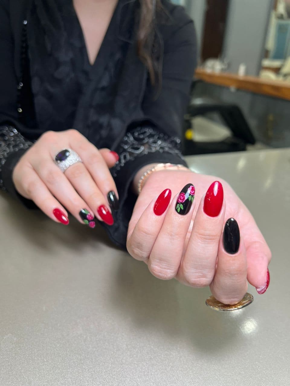 خدمات آموزش و کاشت ناخن سودابه حسین زاده در تربت حیدریه