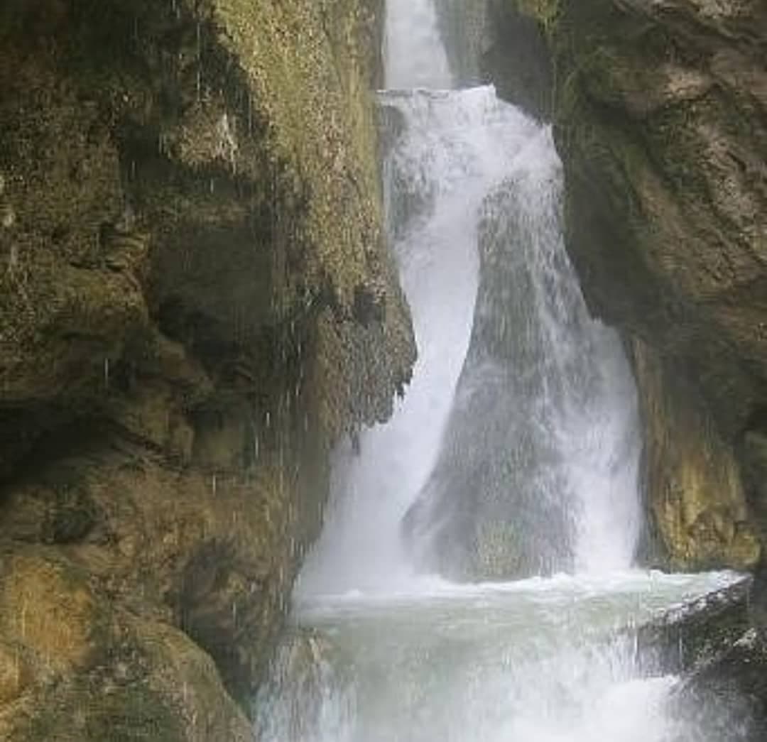 اقامتگاه بومگردی و کمپینگ گردشگری آبشار گل آخور در ورزقان