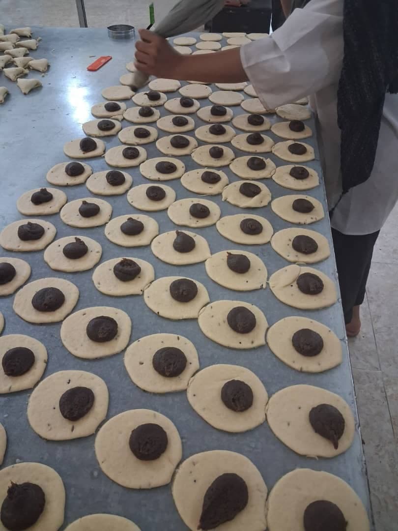 تولید و پخش عمده شیرینی و کلوچه خرمایی سیستانی کارن در مشهد