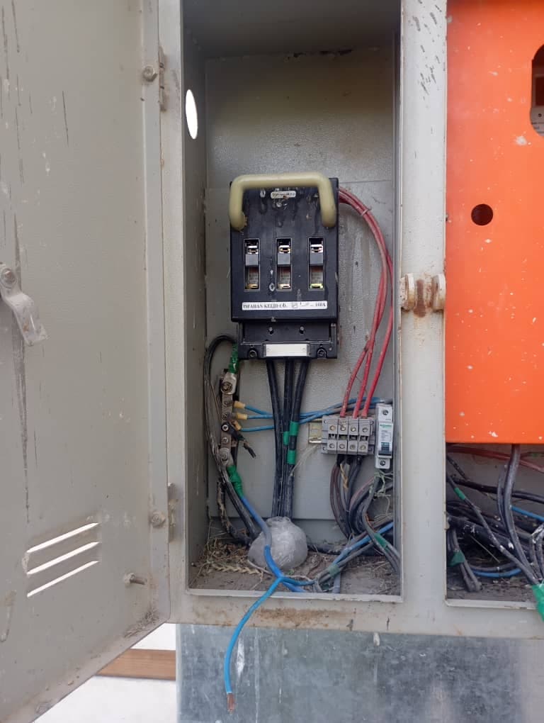 خدمات برقکاری صنعتی و ساختمان شبانه روزی امیر چراغی در محمود آباد اصفهان