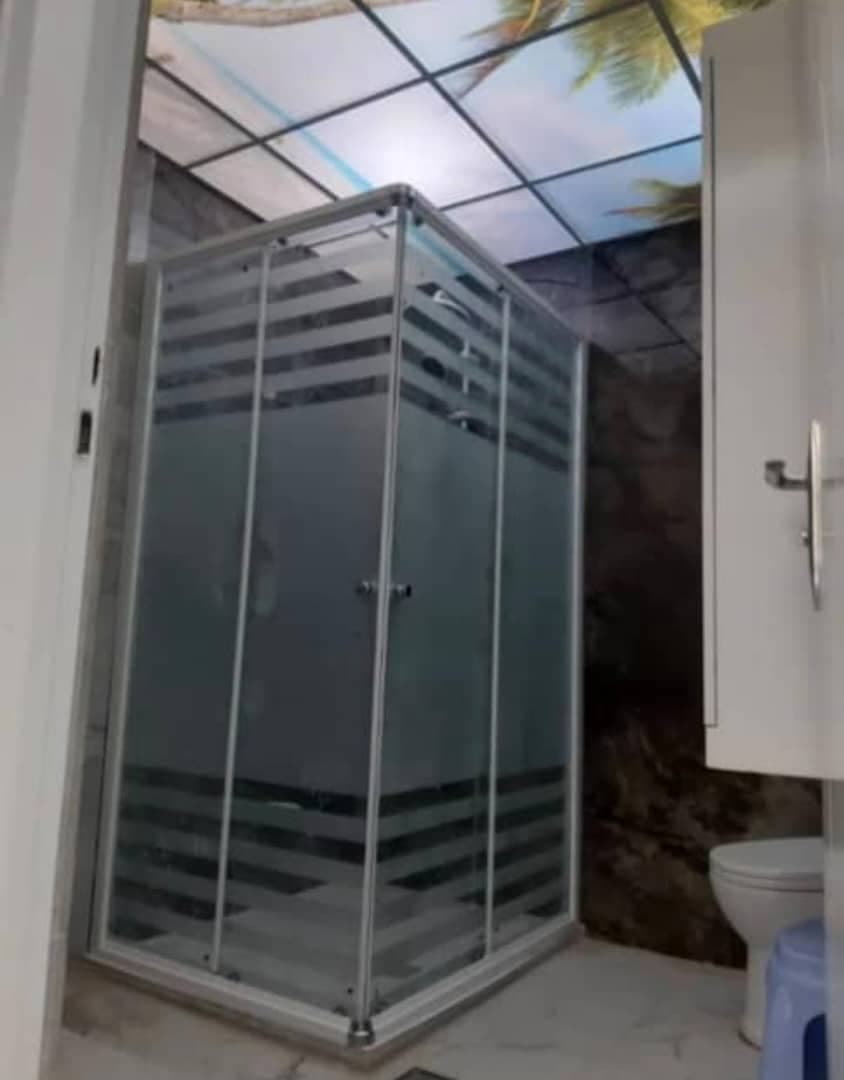 ساخت اجرا و نصب بالکن شیشه ای و تاشو و اسلایدینگ مکث در شیراز